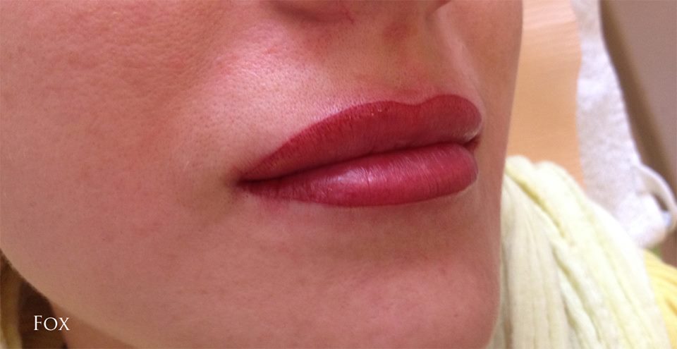 Makijaż permanentny - usta kontur z wypełnieniem